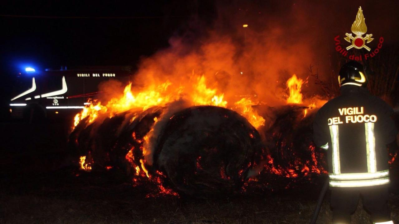 In fiamme venti rotoballe