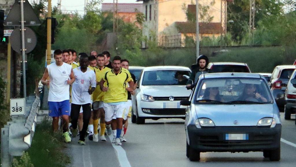 Il campo non c’è: ci si allena in strada
