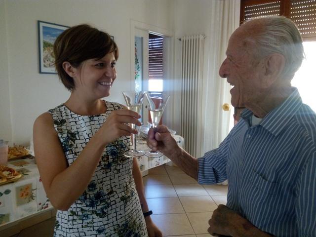 Tiziano Tamburini brinda ai suoi 100 anni con la sindaca Brenda Barnini