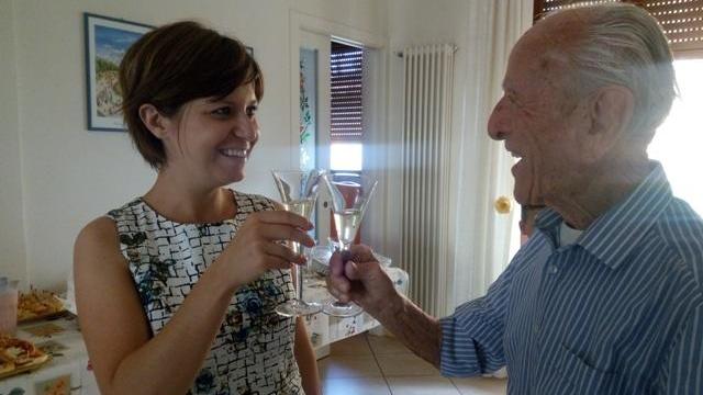Tiziano Tamburini brinda ai suoi 100 anni con la sindaca Brenda Barnini
