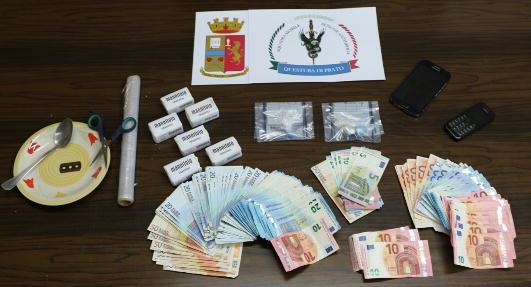 La droga e i soldi sequestrati allo spacciatore nigeriano di 19 anni