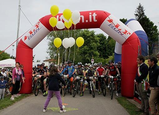 La partenza della cinghialata in mountain bike