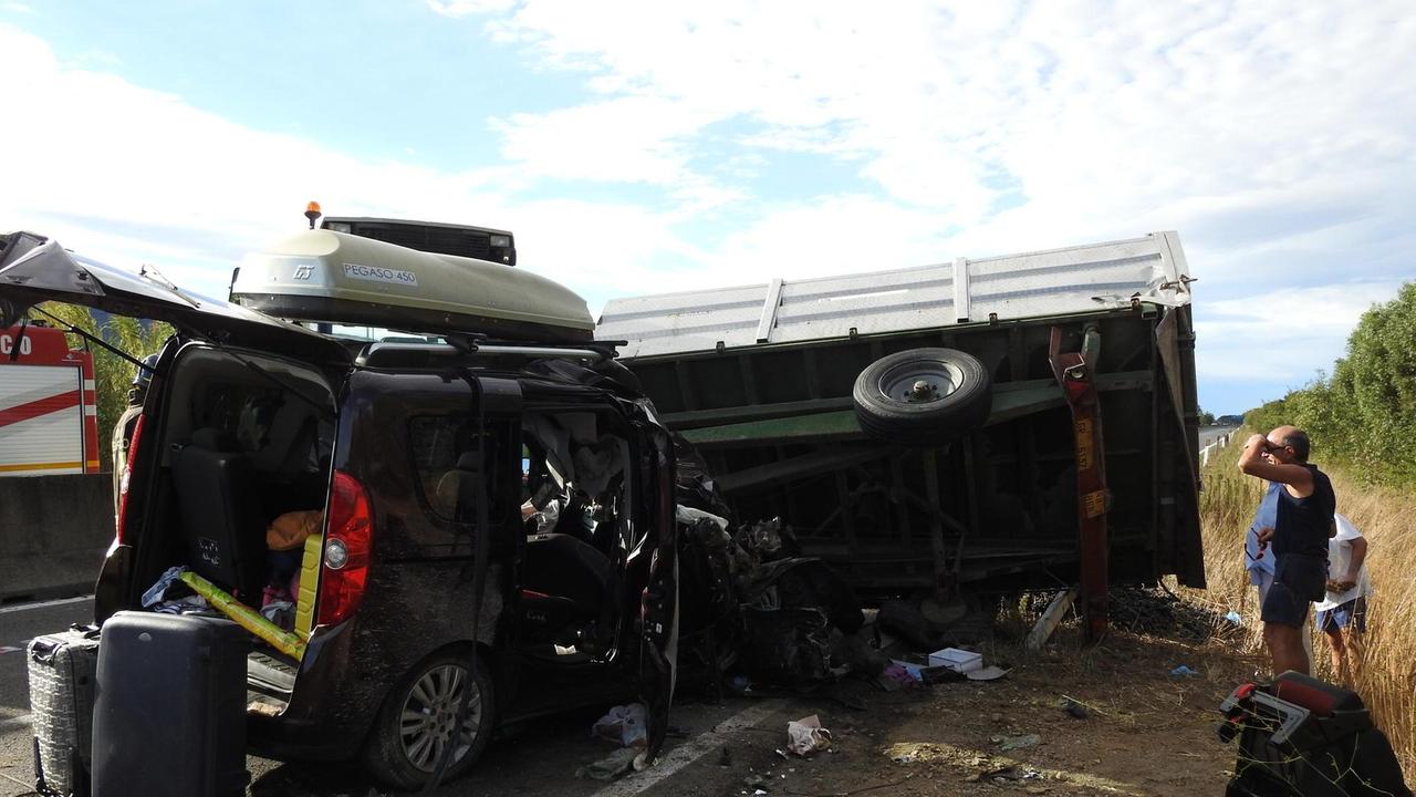 Lo scontro tra l'auto e il trattore (foto Enzo Russo)