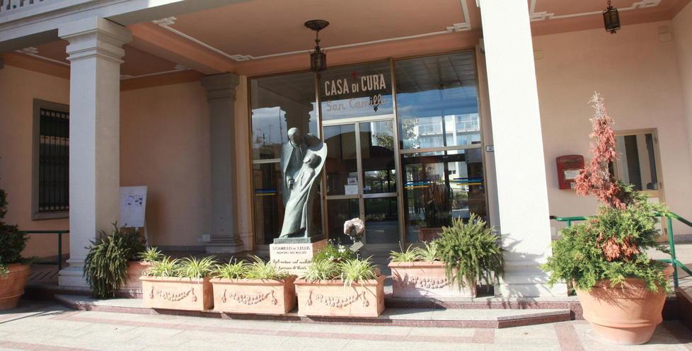 L'ingresso della clinica San Camillo di Forte
