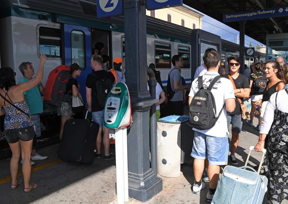 I viaggiatori fatti scendere alla stazione di Pontedera (foto Silvi)