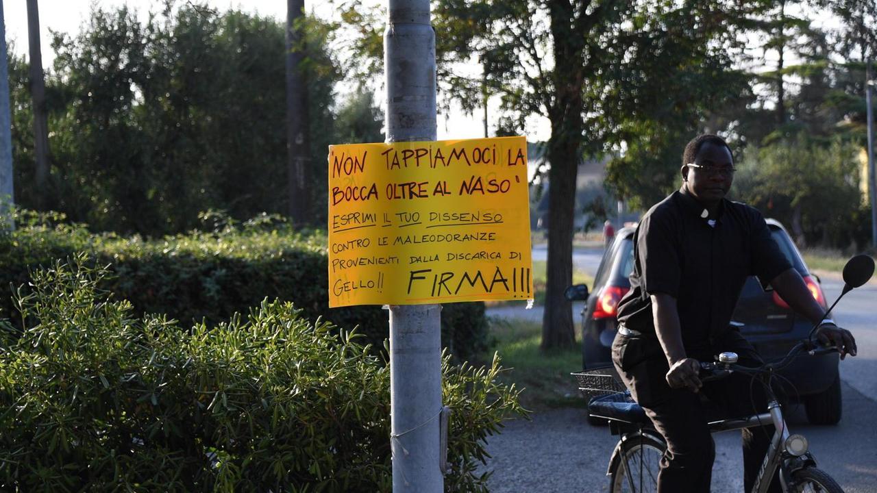 Uno dei cartelli preparati dai cittadini di Gello per la raccolta firme contro le maleodoranze (Foto Franco Silvi)