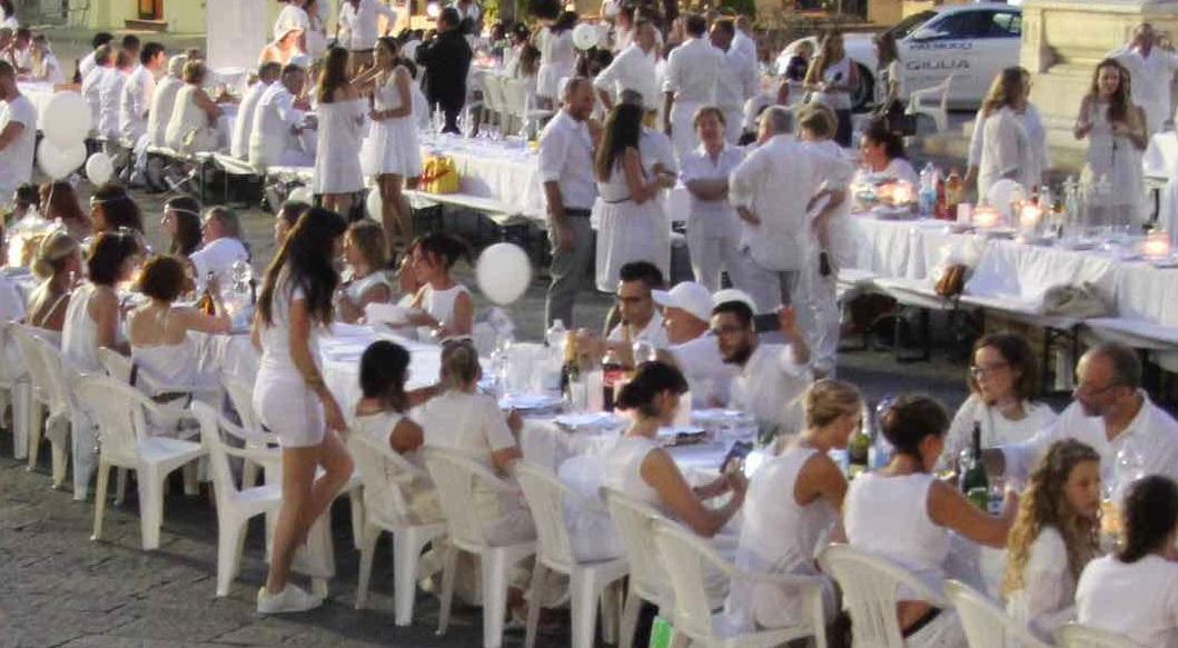 La "cena in bianco" organizzata a Prato nel luglio scorso (Batavia)