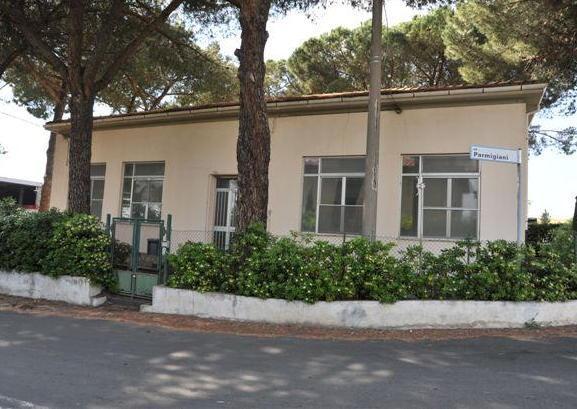 L'ex caserma dei pompieri in via Parmigiani a Cecina