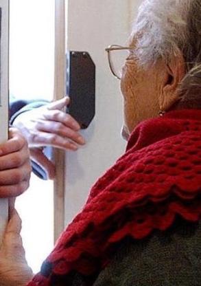 Anziana fa fuggire un falso tecnico che voleva tutto l’oro 