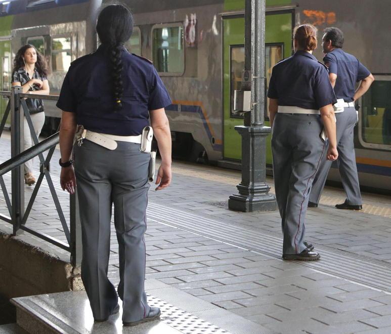 Scippata di giorno alla stazione da un nordafricano