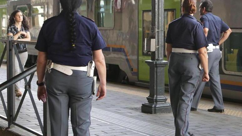 Scippata di giorno alla stazione da un nordafricano