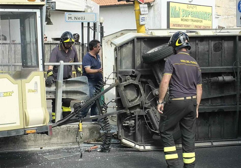 Trenino si ribalta feriti nove turisti 