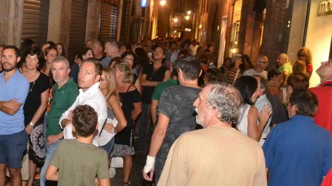 T-shirt e monete antiche per aiutare le zone del terremoto