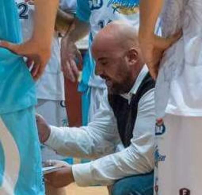 Coach Fioravanti fa canestro dalla panchina 