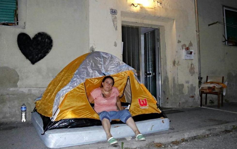 Casa popolare interdetta, famiglia costretta tre giorni in tenda alla Chiccaia - Le foto 