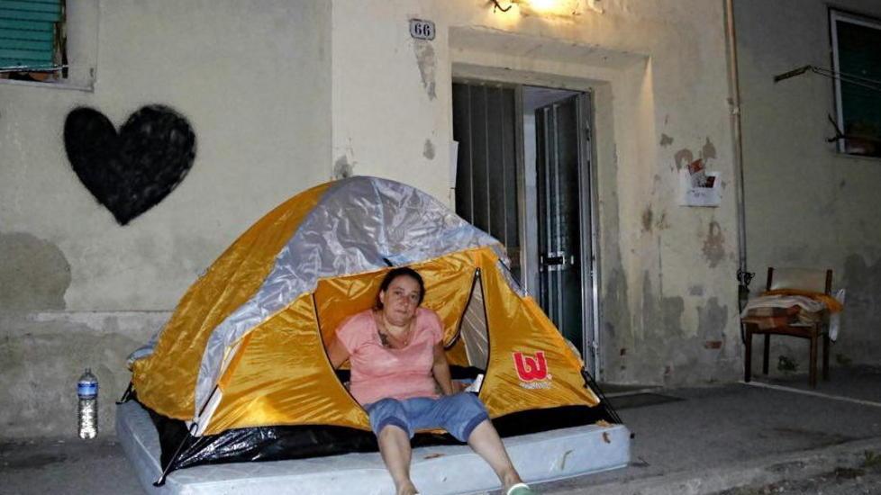 Casa popolare interdetta, famiglia costretta tre giorni in tenda alla Chiccaia - Le foto