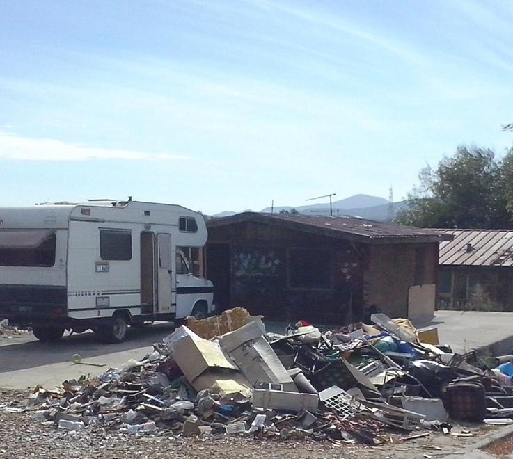 Campo nomadi: rifiuti e degrado in tutta l’area 