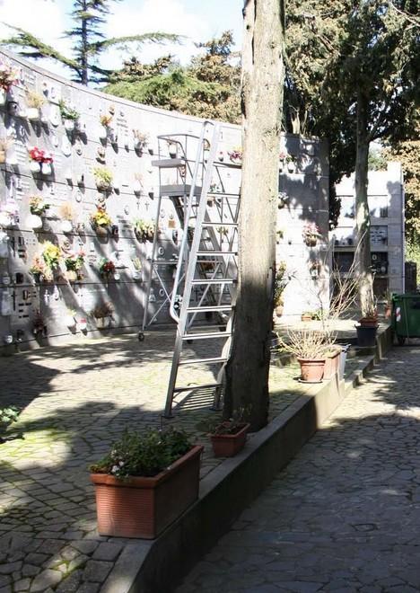 Macomer, in cimitero spariscono i fiori