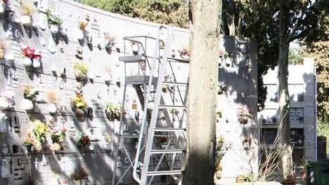 Macomer, in cimitero spariscono i fiori