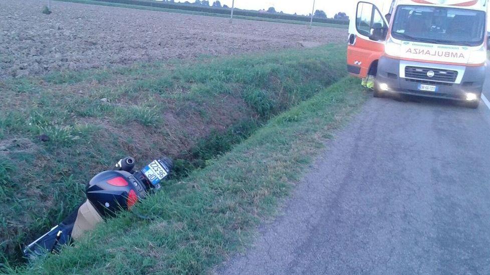 Nel fosso con lo scooter, grave un 77enne
