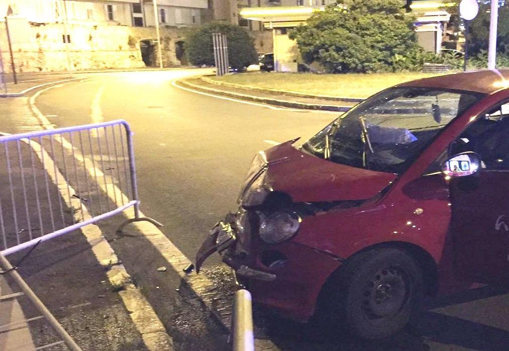 L'auto seriamente danneggiata nella parte anteriore