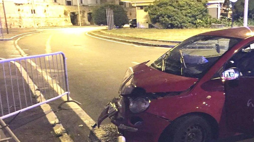 L'auto seriamente danneggiata nella parte anteriore