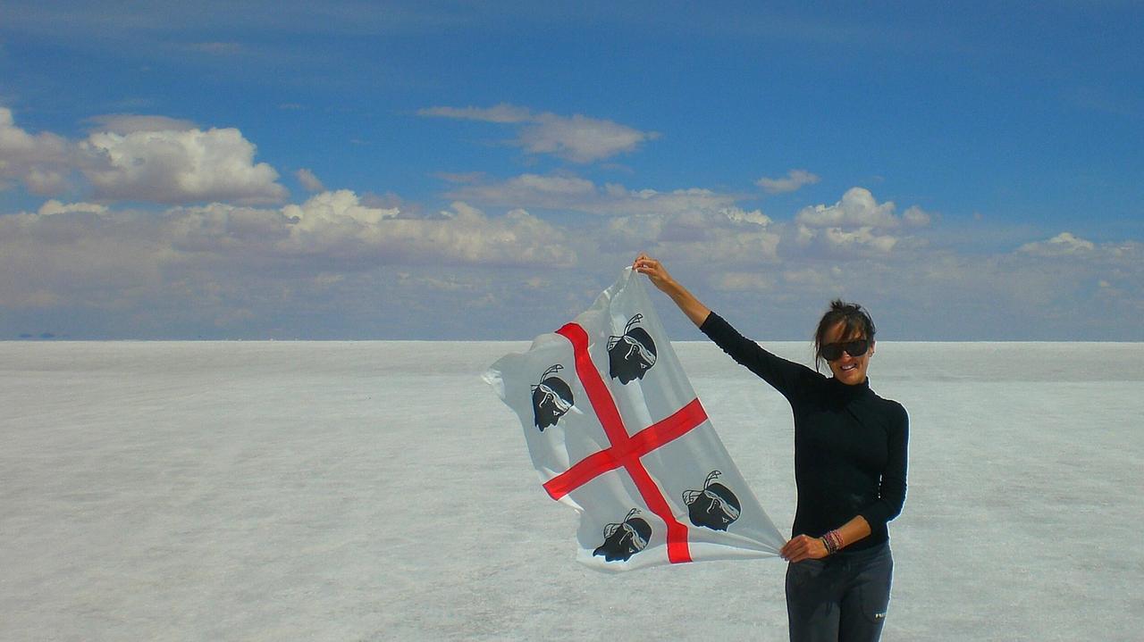 Claudia Tavani a Salares de Uyuni, Bolivia