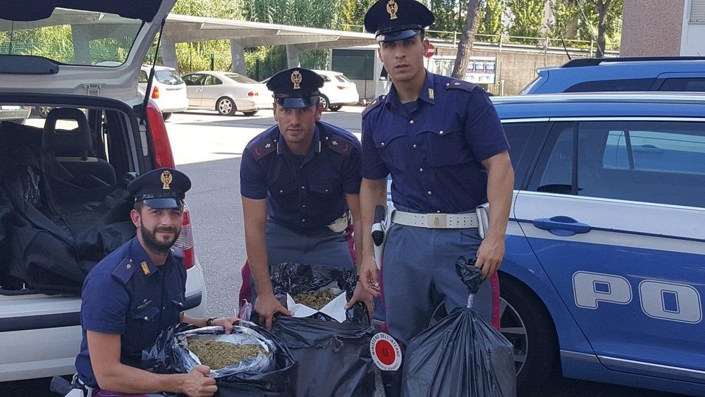 La droga sequestrata dalla polizia stradale