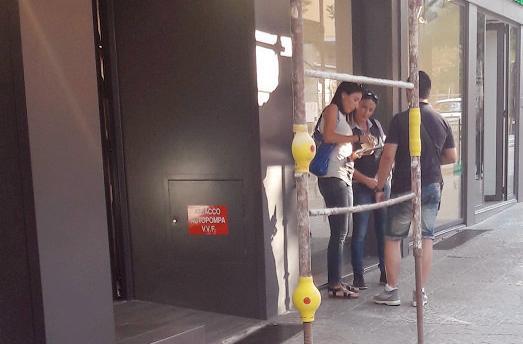 Cicche gettate per terra, vigilesse in borghese multano i maleducati 