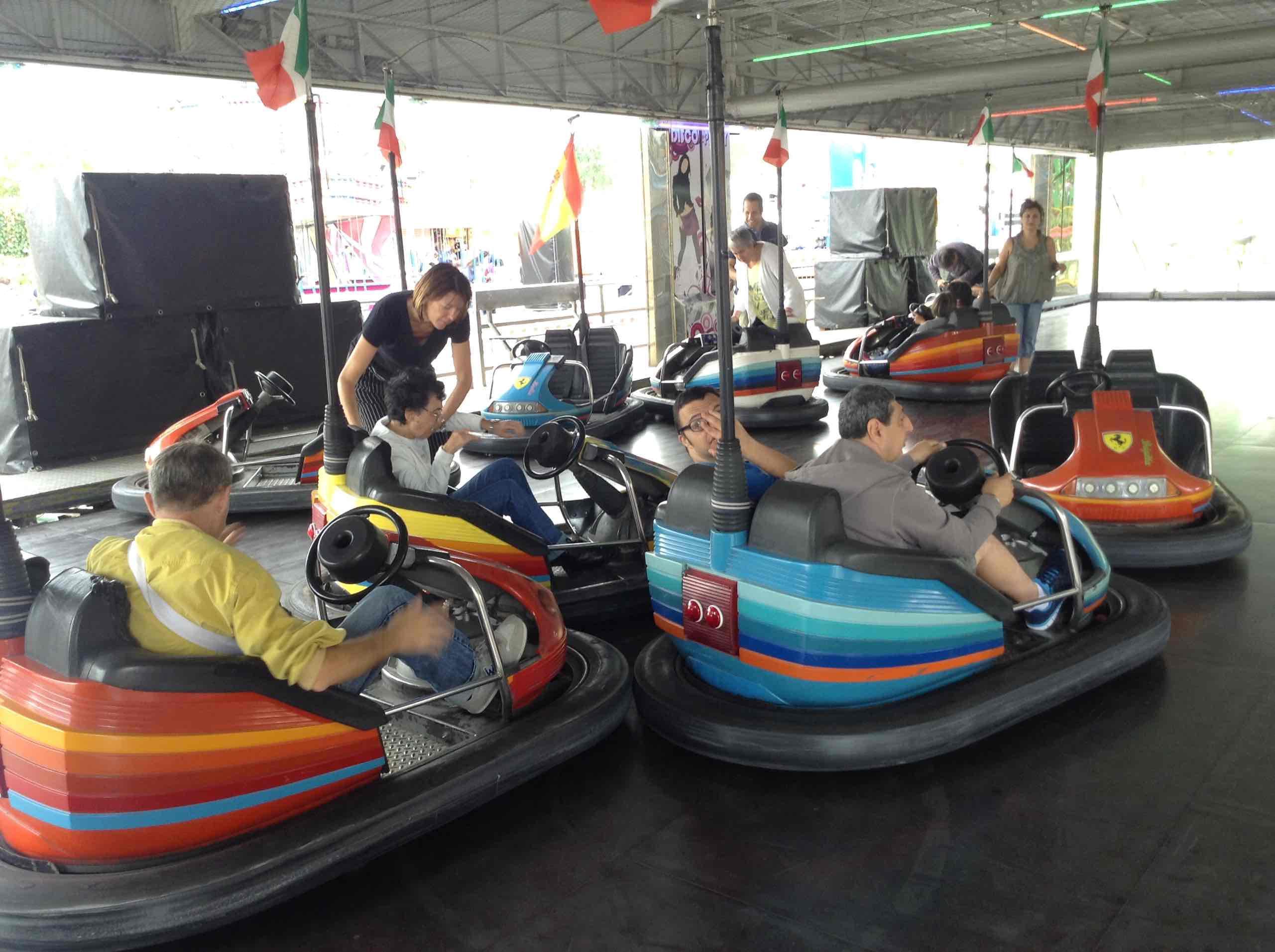 Diversamente abili in autoscronto al Luna Park (foto Batavia)