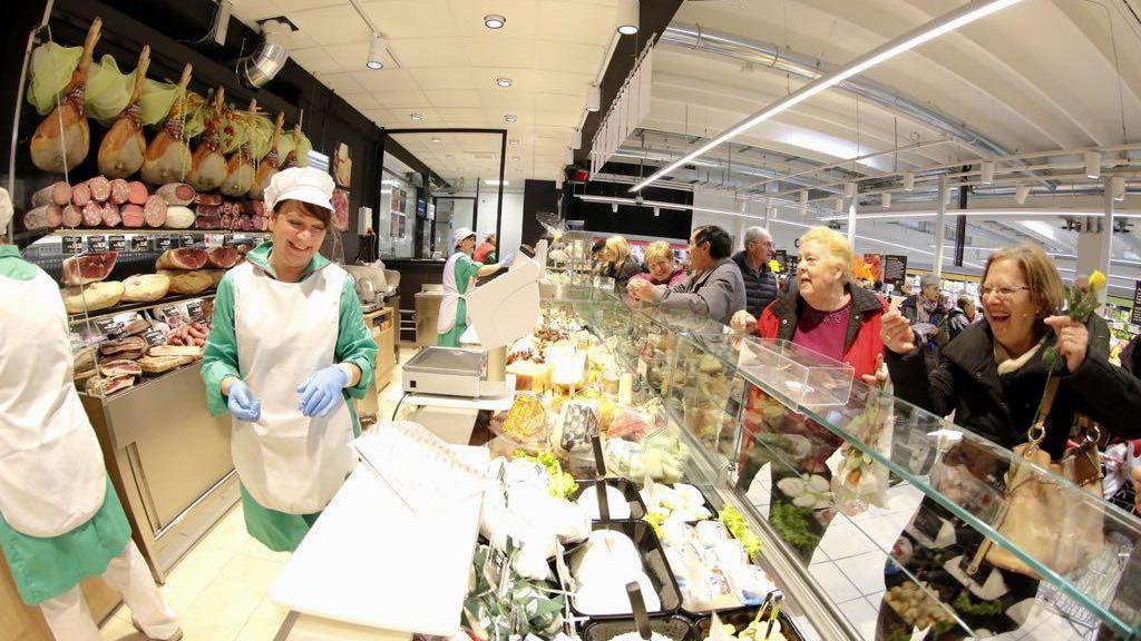 Commesse al banco gastronomia di un supermercato Coop di Livorno