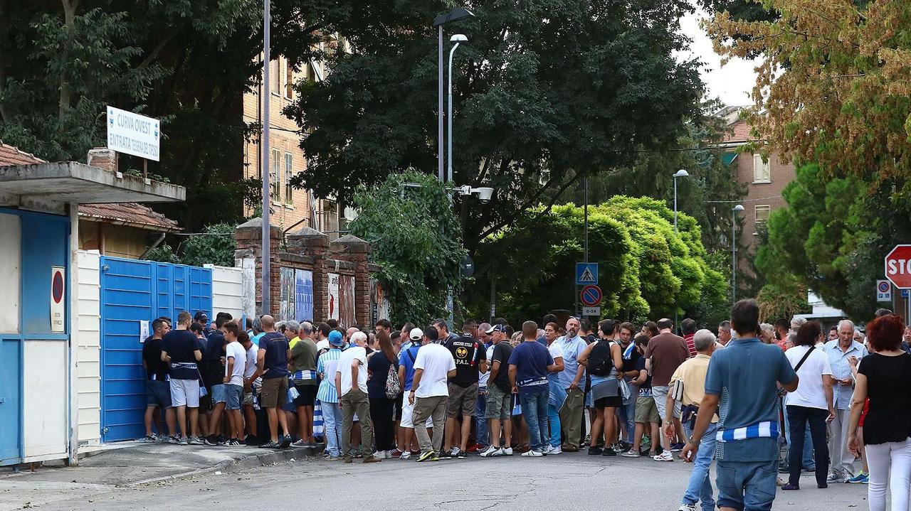 Tifosi fuori dallo stadio
