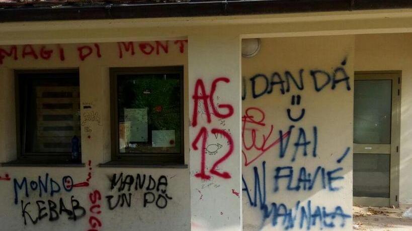 Vandali e grafomani l’ex ludoteca è tutta deturpata