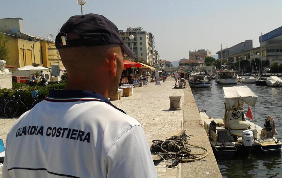 Ruba il telone di una barca incastrato dalle telecamere