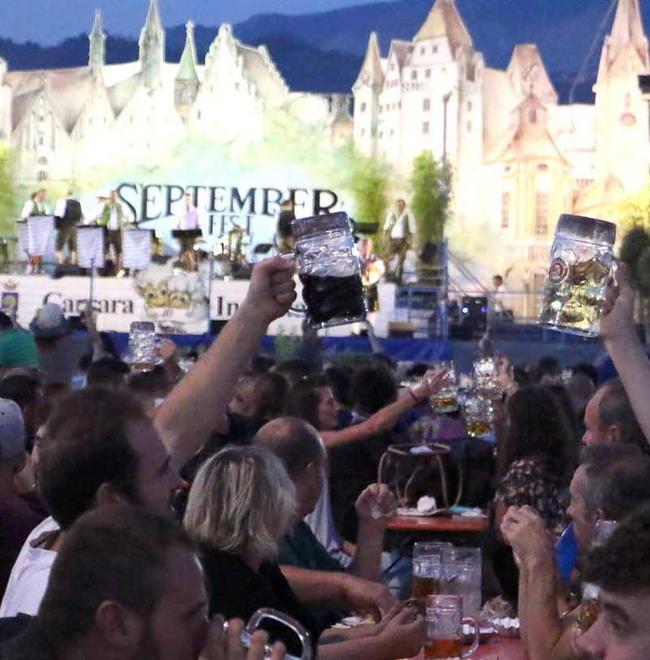Facce da birra: alla September Fest vestiti da Pokemon 