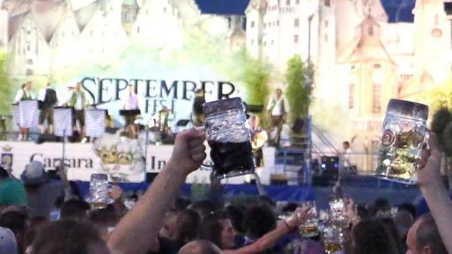 Facce da birra: alla September Fest vestiti da Pokemon