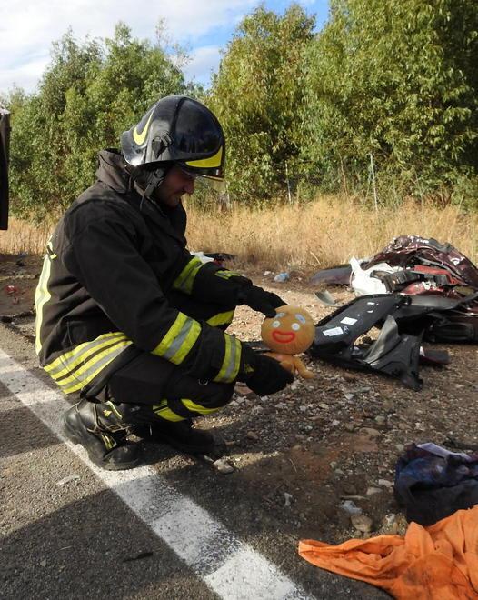 Grave bambina incastrata tra le lamiere dell’auto