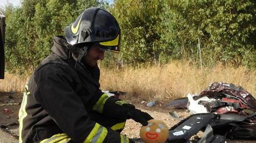 Grave bambina incastrata tra le lamiere dell’auto