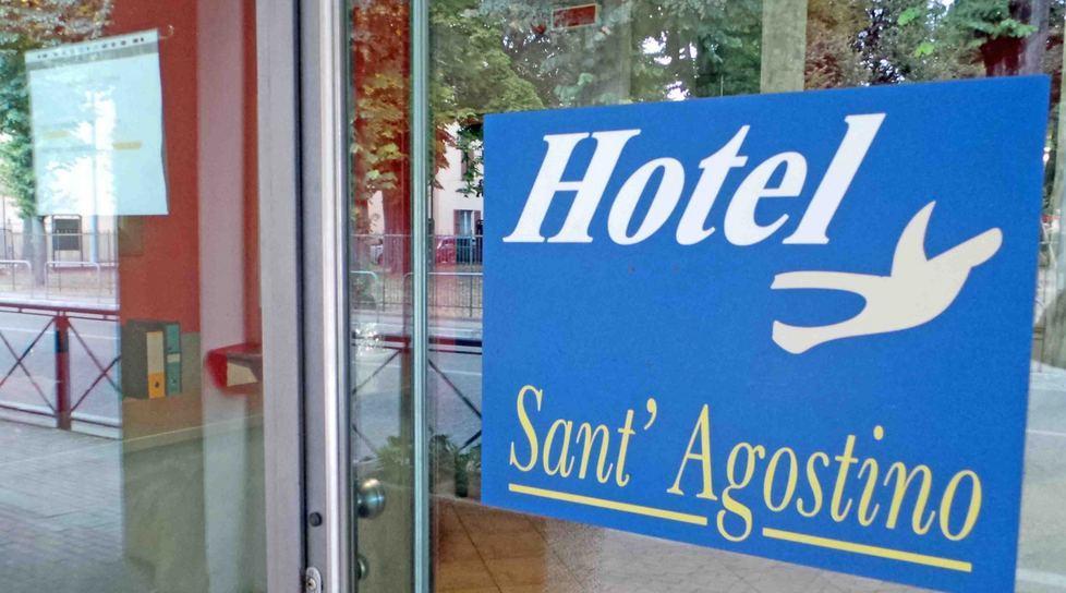 Otto profughi nigeriani ospiti in hotel 