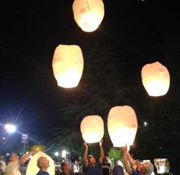Mercatino con musica e lanterne 