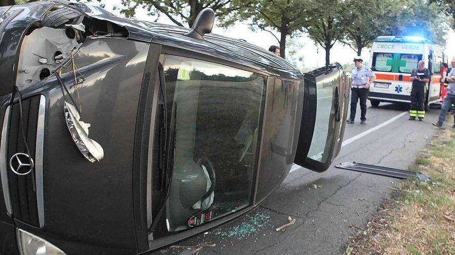 Cade un lampione, auto si ribalta