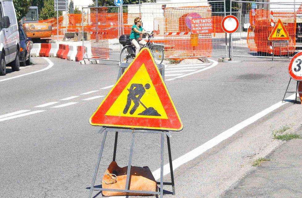 Imbottigliati nella strada chiusa 