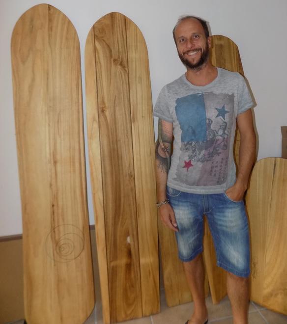 Le tavole da surf costruite a Casina come cent’anni fa 
