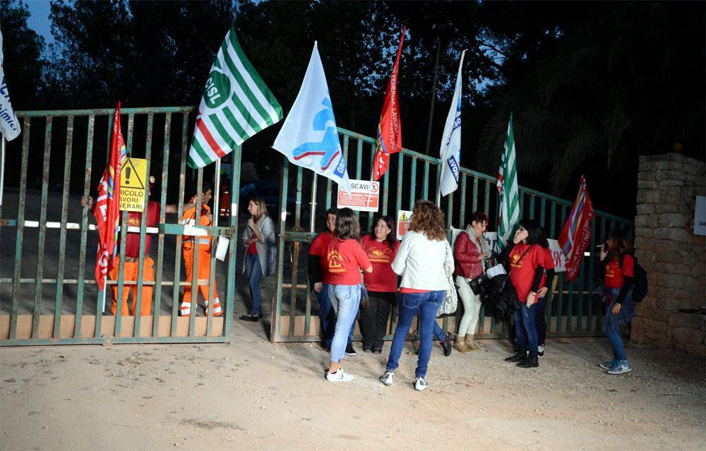 Una protesta dei lavoratori davanti alla miniera di Bauxite di Olmedo