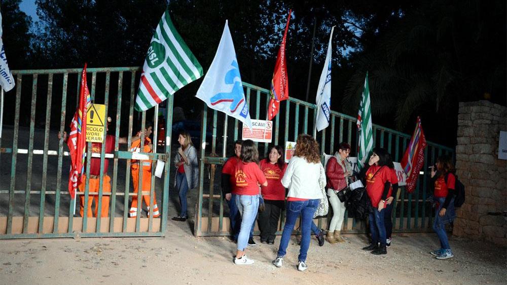 Una protesta dei lavoratori davanti alla miniera di Bauxite di Olmedo