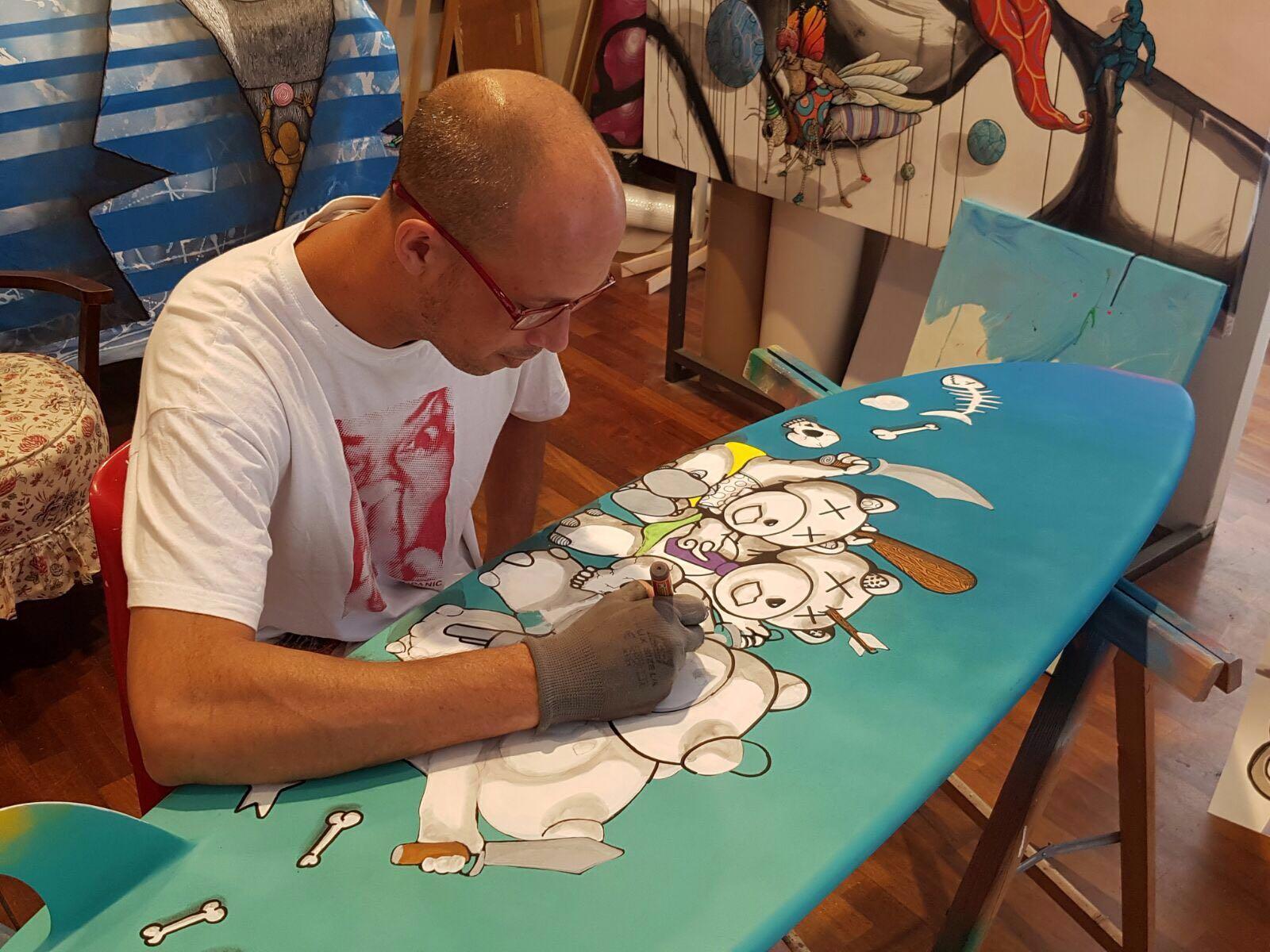 Colori e orsetti sulle tavole da surf, prendo le onde su opere d’arte - Le foto 
