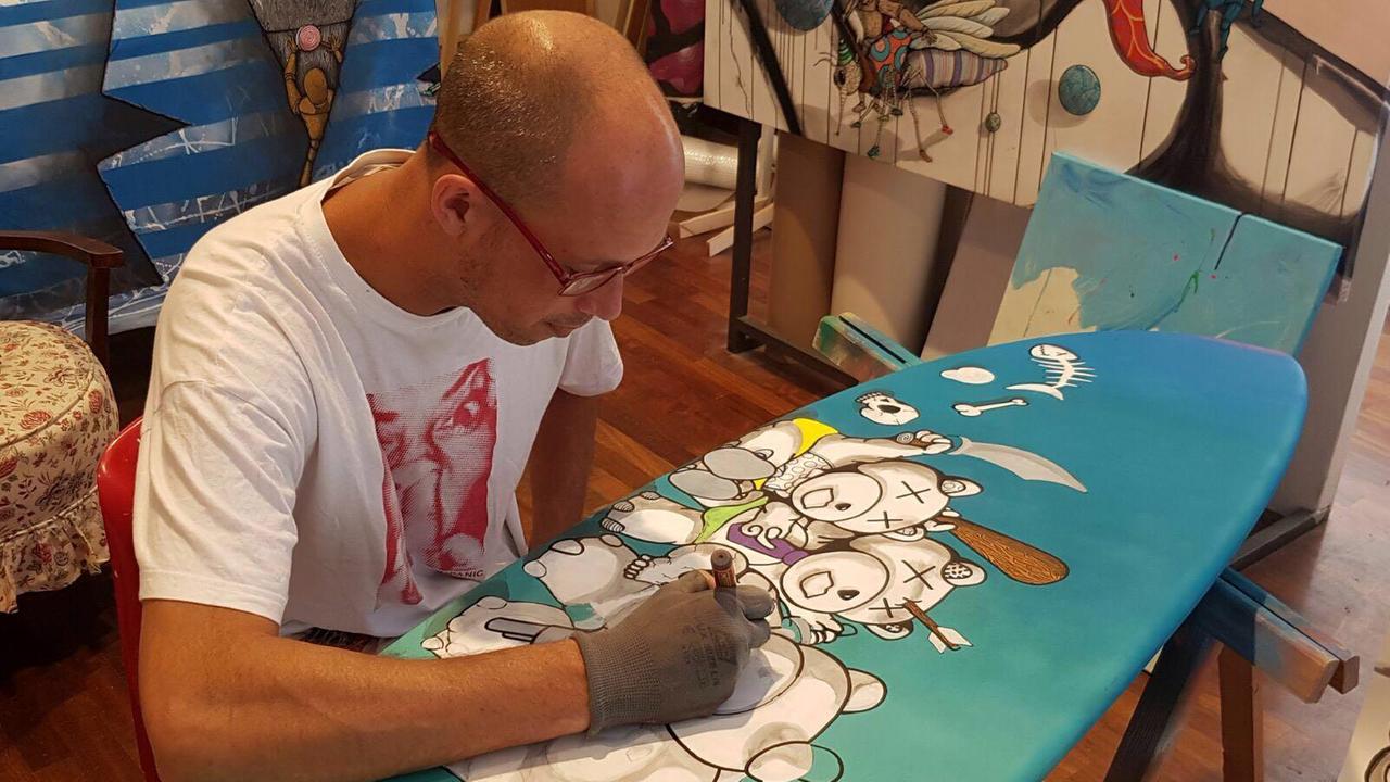 Colori e orsetti sulle tavole da surf, prendo le onde su opere d’arte - Le foto