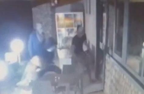 Sfondano la vetrata e saccheggiano un bar tabacchi di Agliana - VIDEO