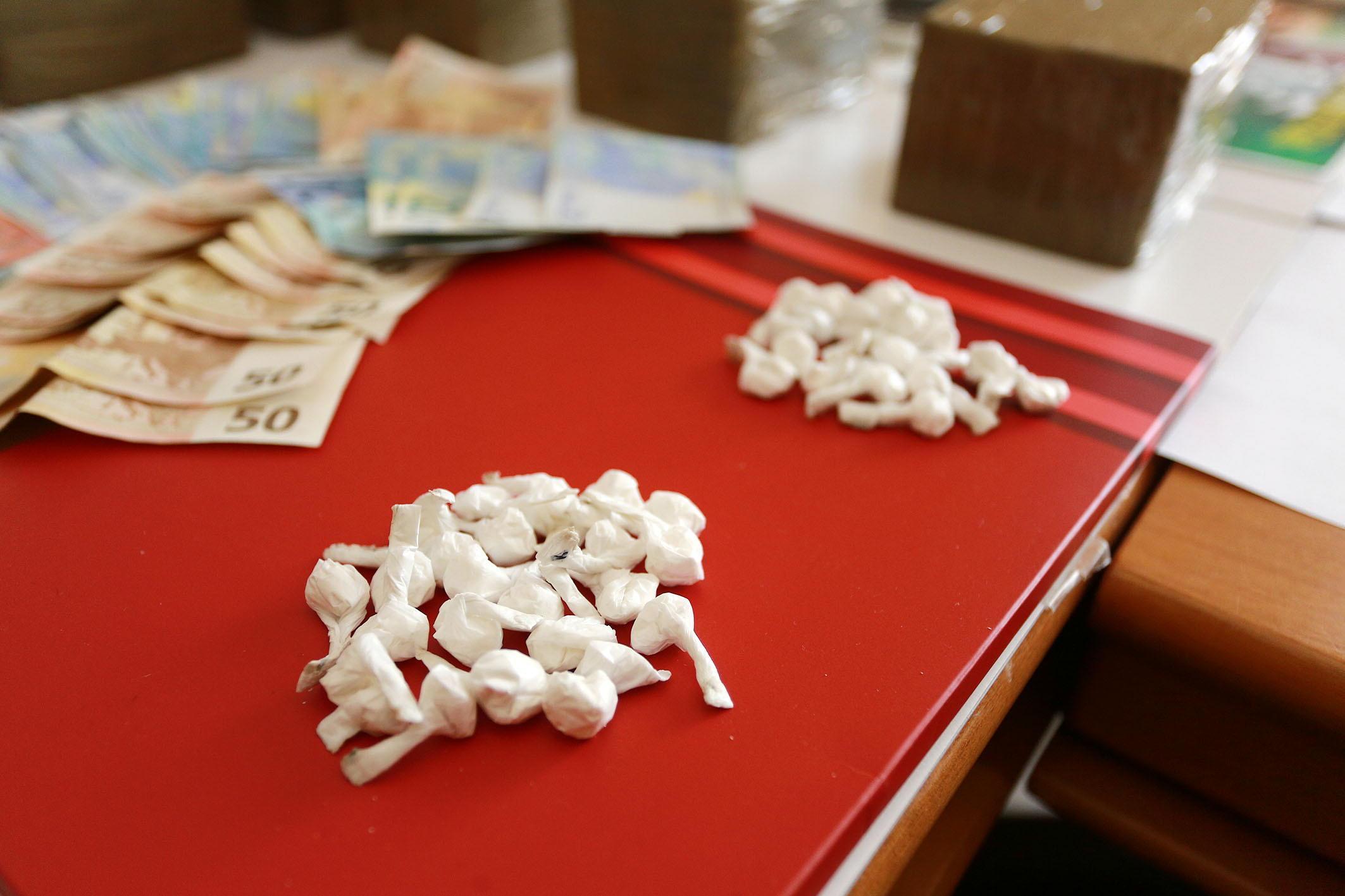 Bustine di cocaina e contanti in una foto d'archivio