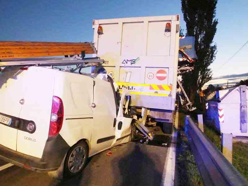 Oggi l'addio al tecnico Enel morto contro un camion